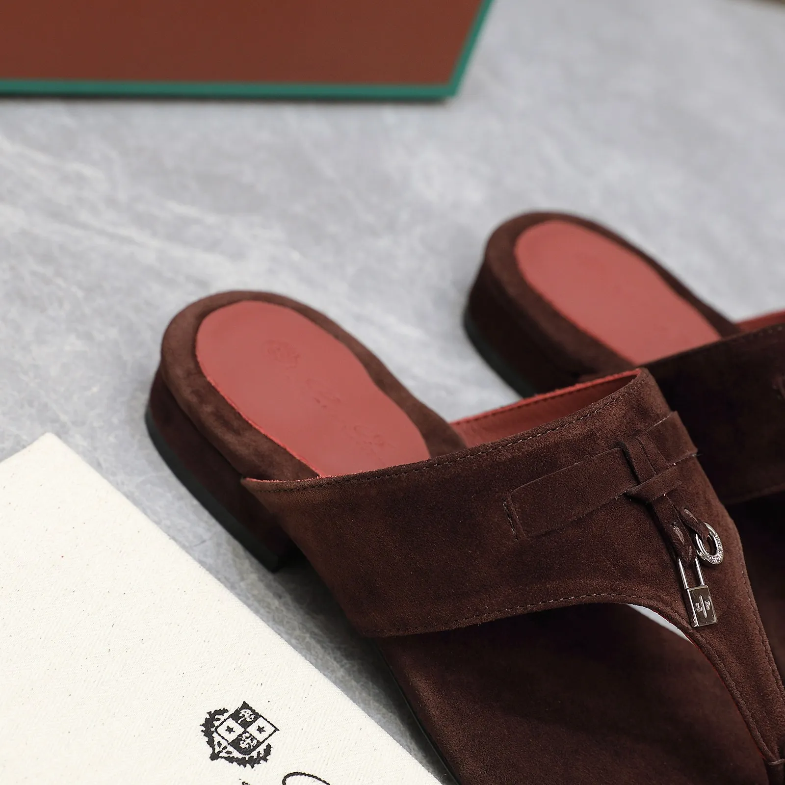 👟👟Ex-factory price 560👟👟 Purchasing-grade [Loro Piana] LP Mindil series T-strap thong sandals ✔️Top quality ✔️Soft sheep leather forms a tailor-made band that meets at the top of the upper and is fixed by a strong elastic ankle design. One is adorned with a discreet horn padlock, the other a gold circle badge. With its simple construction and sophisticated feel, these sandals are ideal for summer. ✔️Material: imported sheepskin fabric, sheepskin lining and feet ✔️Imported genuine leather outsole ✔️Code number: 35-42 (35/41/42 custom-made, non-refundable)